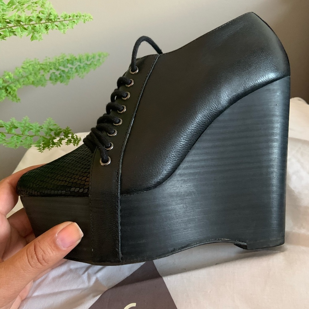 High, high wedges!